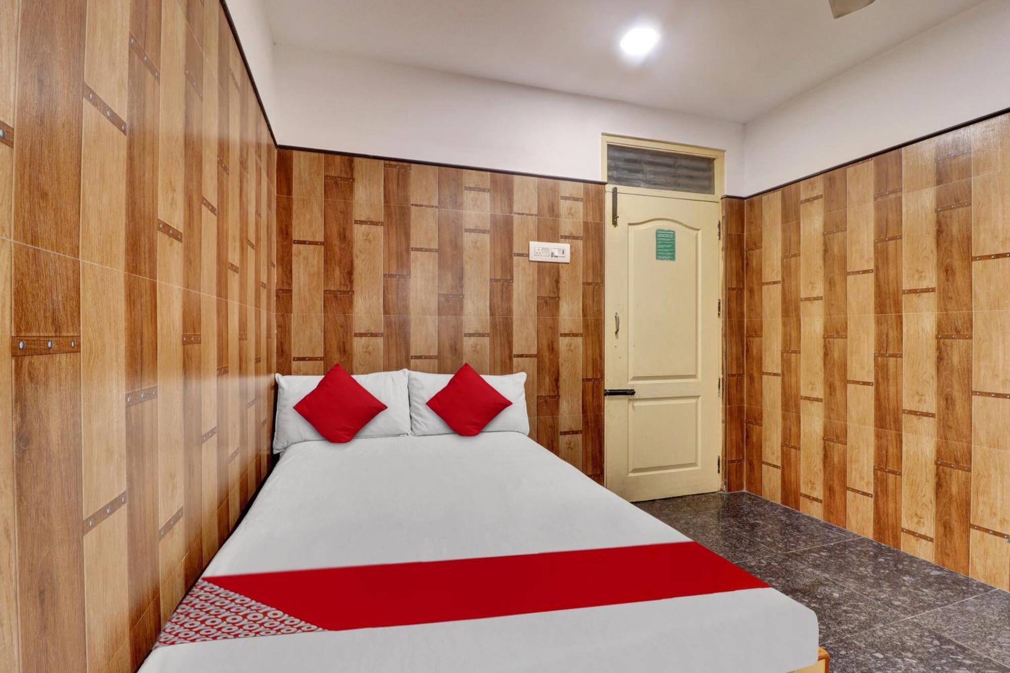 Oyo Flagship Amman Lodge Chennimalai Exterior photo