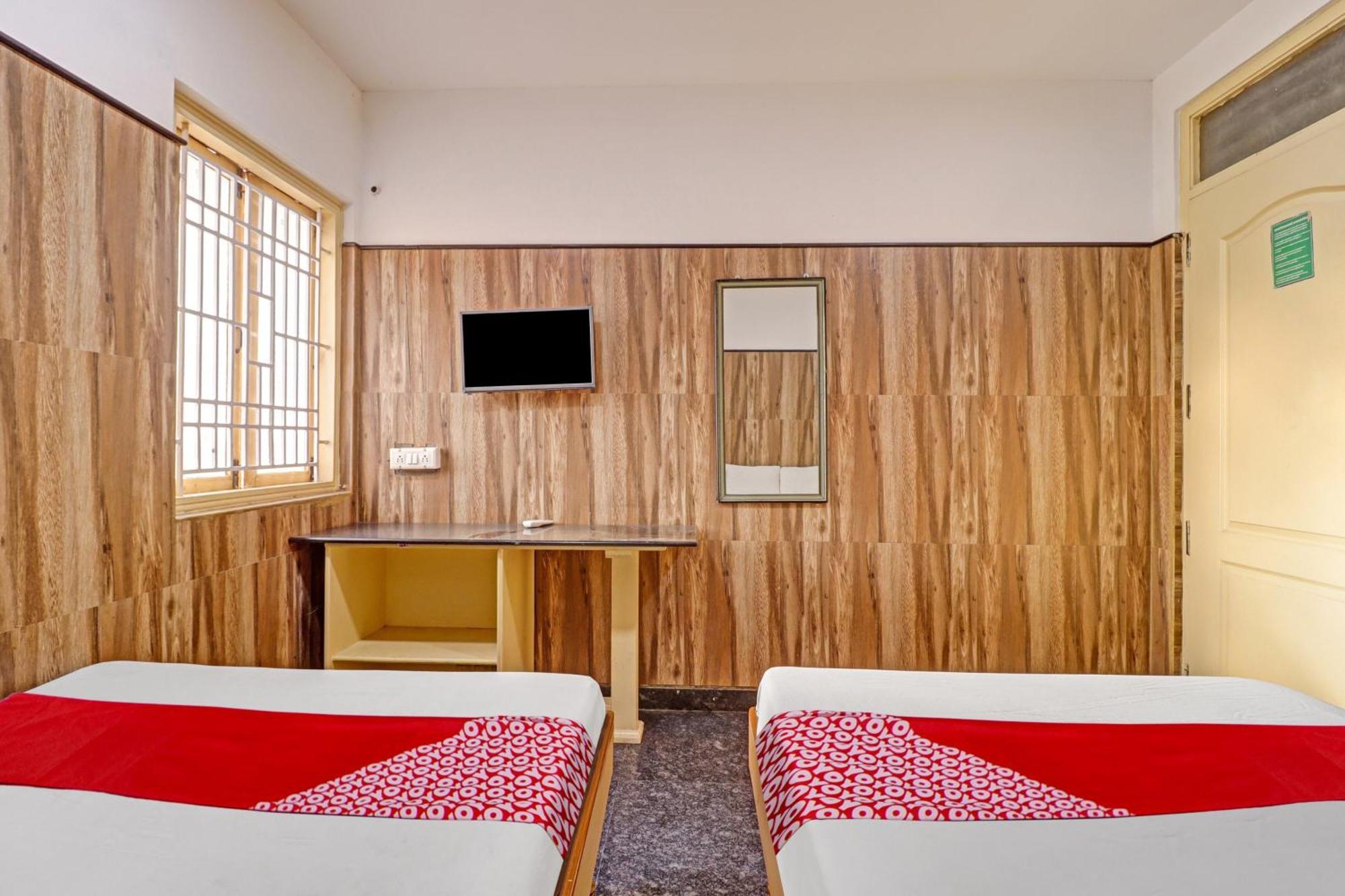 Oyo Flagship Amman Lodge Chennimalai Exterior photo