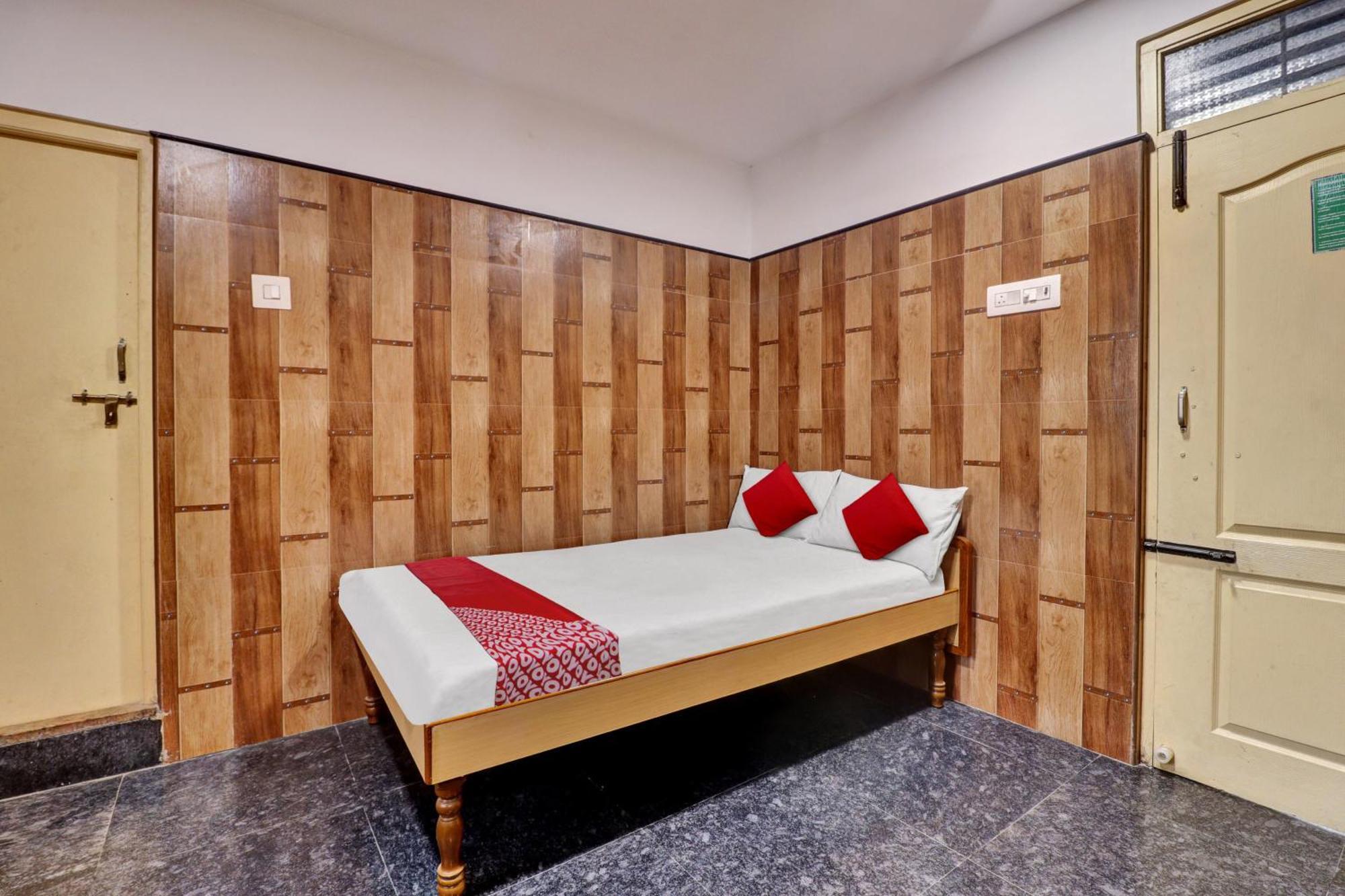 Oyo Flagship Amman Lodge Chennimalai Exterior photo