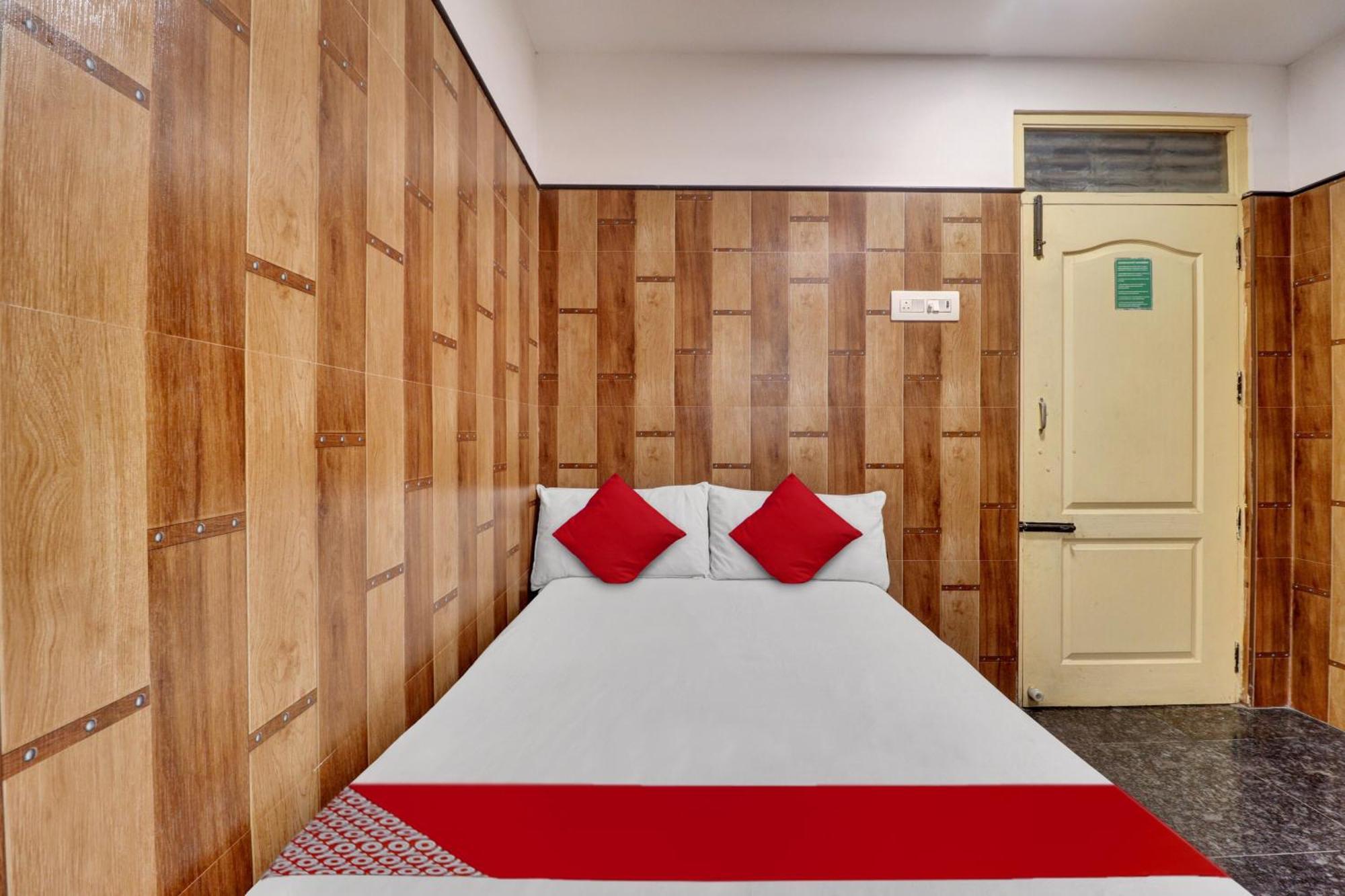 Oyo Flagship Amman Lodge Chennimalai Exterior photo