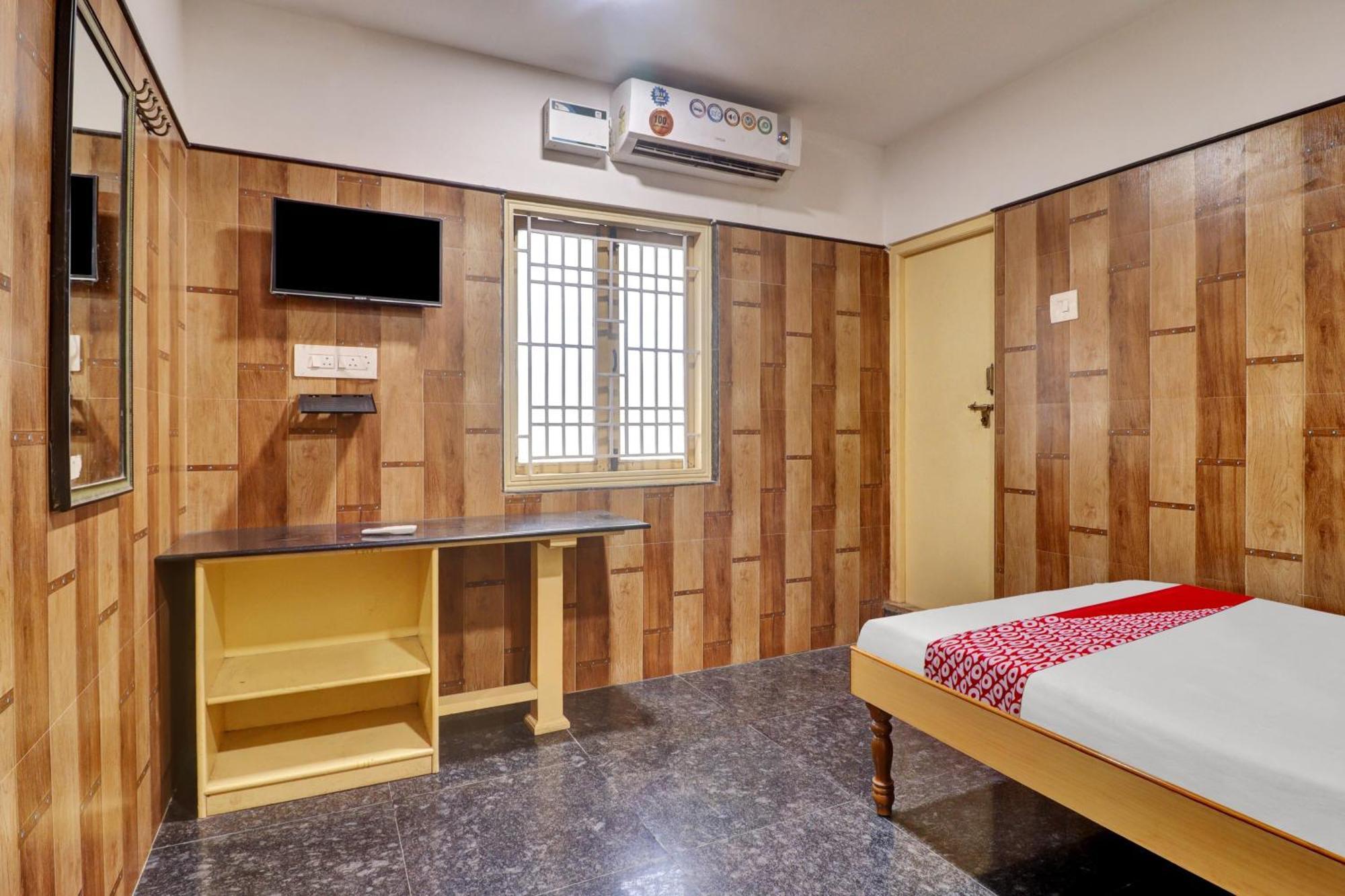 Oyo Flagship Amman Lodge Chennimalai Exterior photo