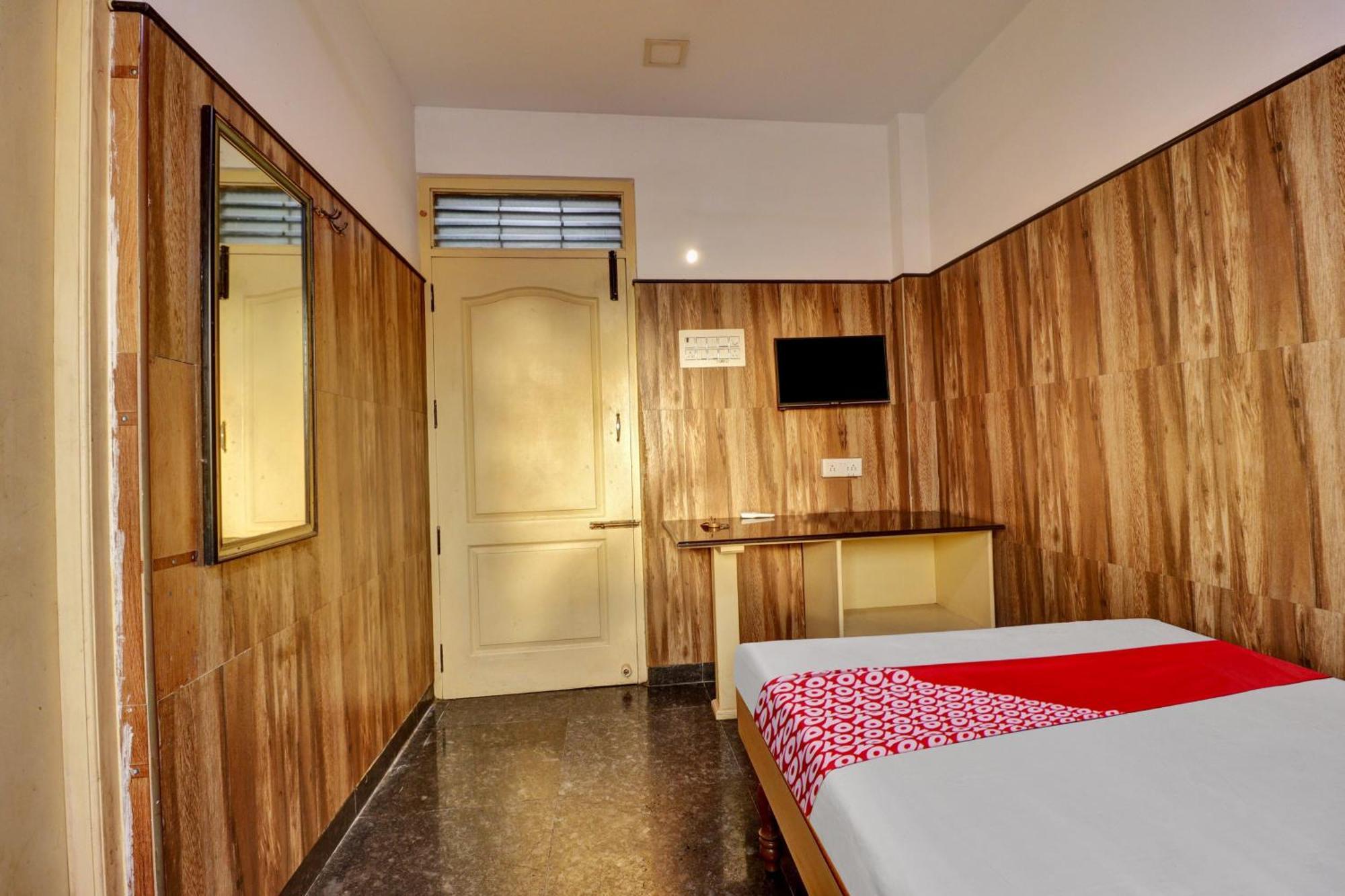 Oyo Flagship Amman Lodge Chennimalai Exterior photo